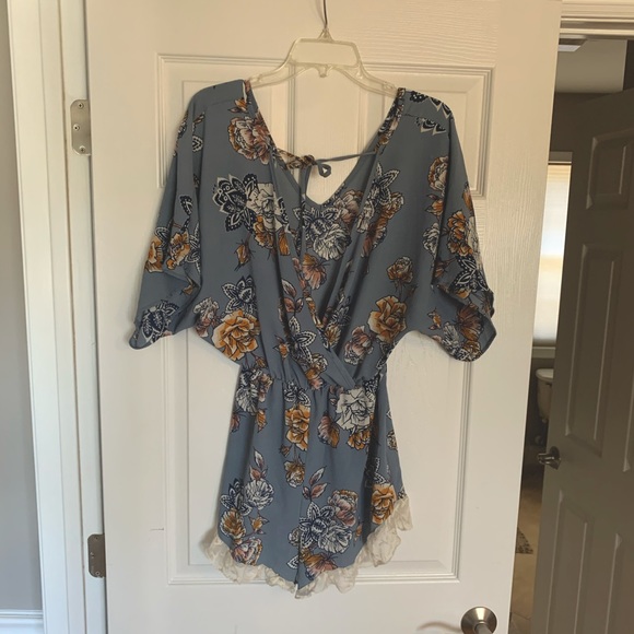 Open back flowy romper - Picture 2 of 3
